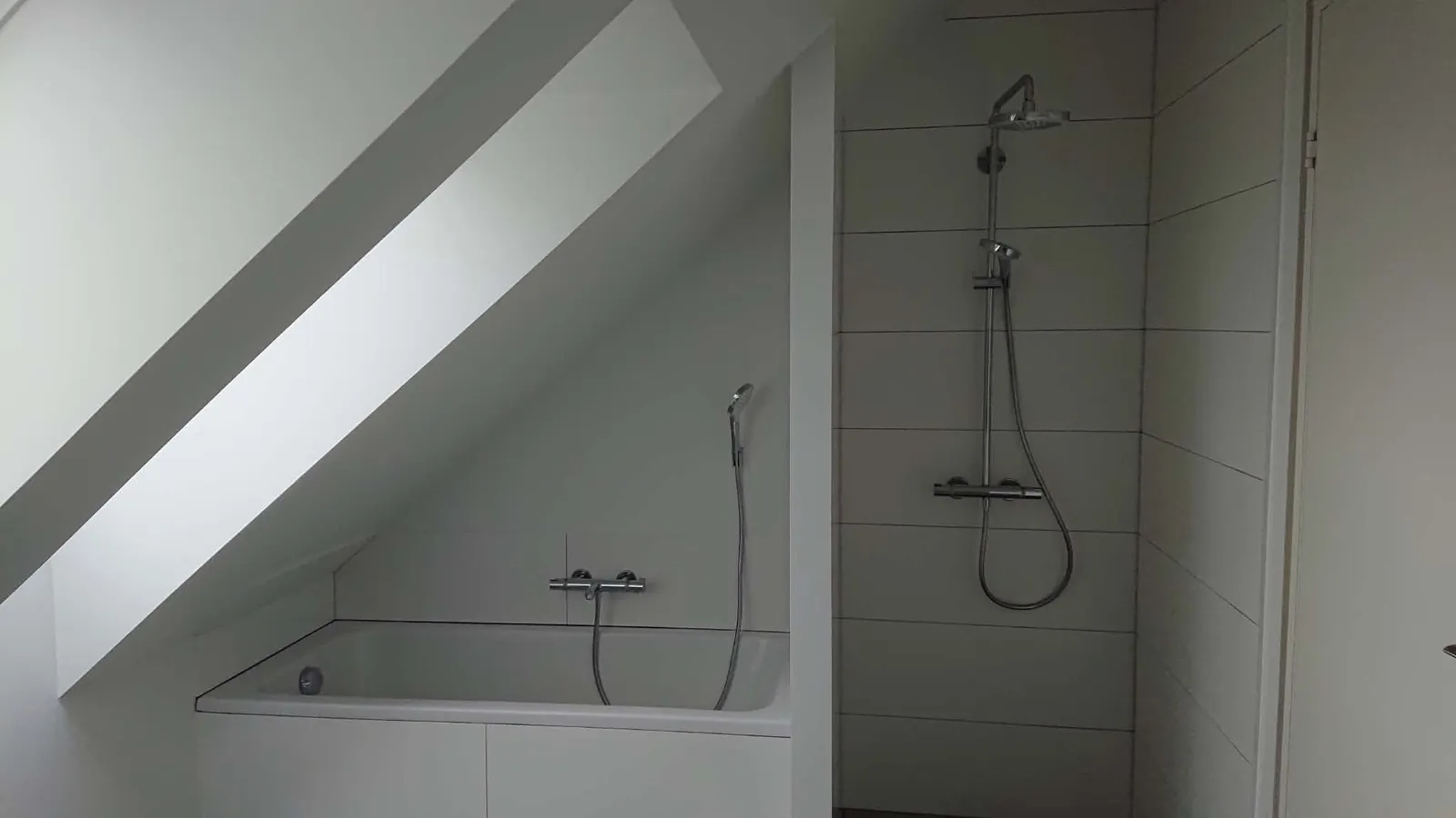 Badeværelse med malede skråvægge