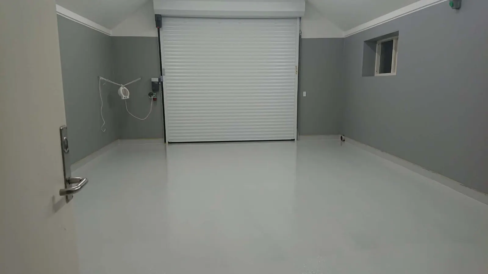 Lyst epoxygulv i garage