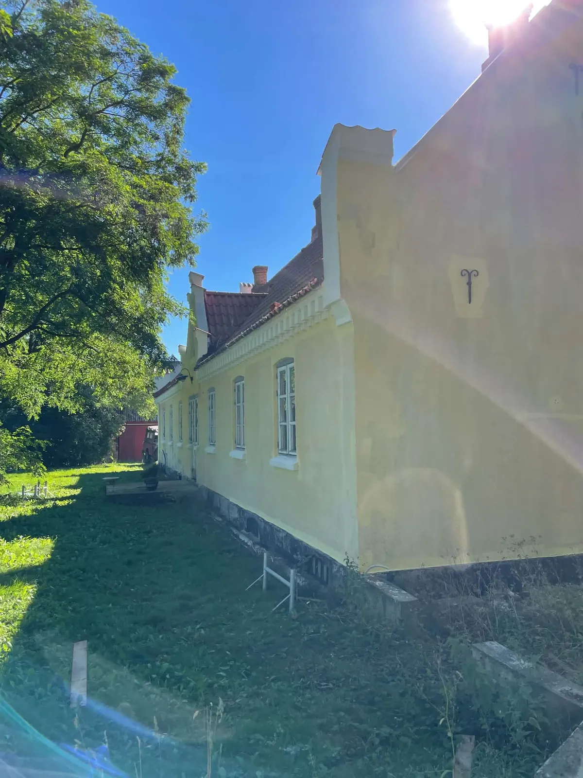 Klassisk gul facade efter malerarbejde