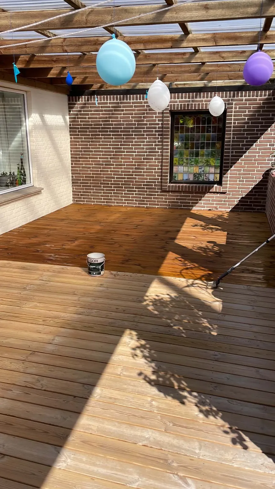 Terrasse under behandling med træbeskyttelse